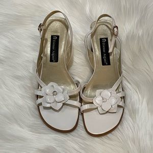 Etienne Aigner Kerzy Wedge Sandals In White With Flowers Accent Size 8.5